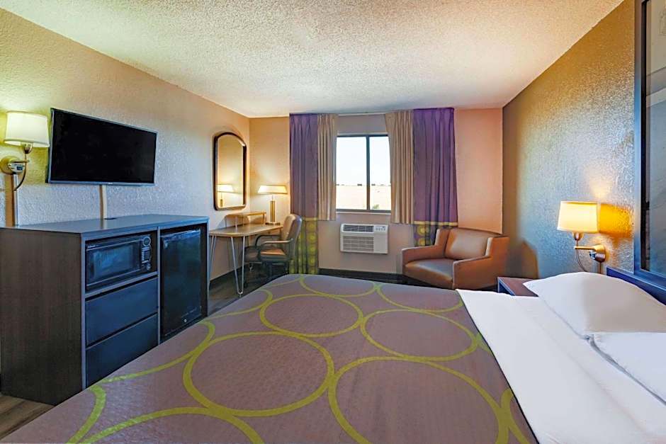 Super 8 by Wyndham Roseville/Detroit Area