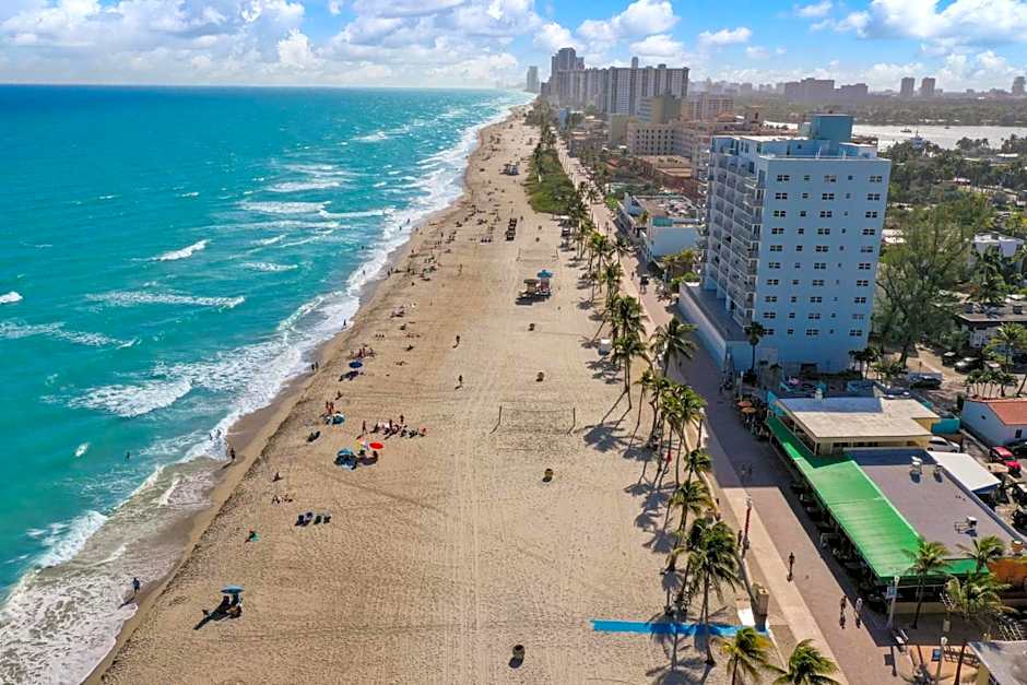Cozy studio wbeach boardwalk steps kitchen