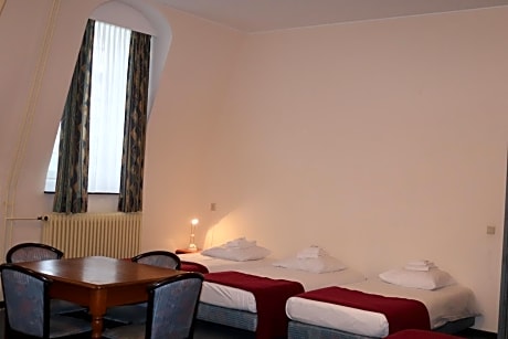 10-Bed Mixed Dormitory Room