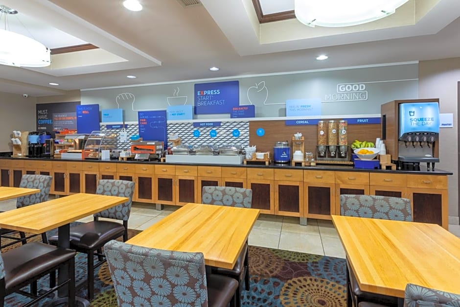 Holiday Inn Express and Suites Rochester West-Medical Center By IHG