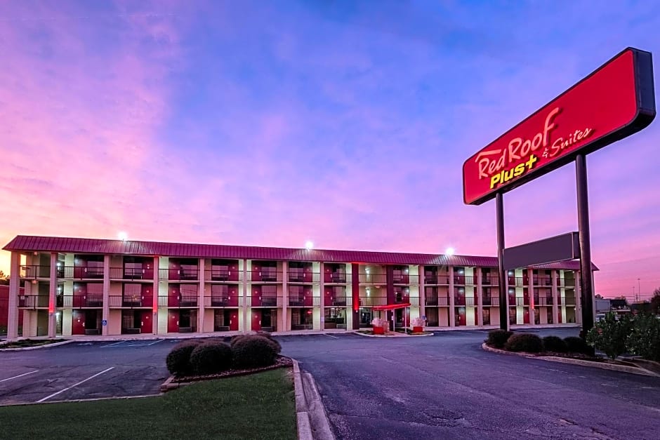 Red Roof PLUS+ Huntsville - Madison