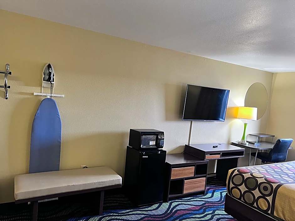 Super 8 by Wyndham Farmington