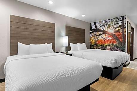 Quadruple Room with Two Queen Beds - Disability Access/Non Smoking/Interior Hall