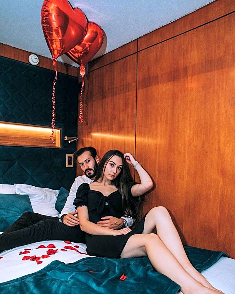 Le VIP Paris - Yacht Hotel