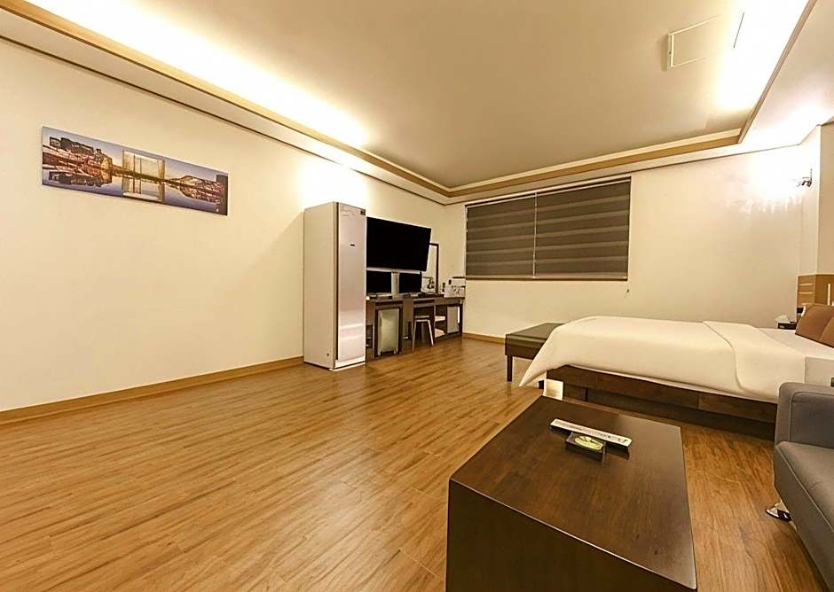 H  Hotel