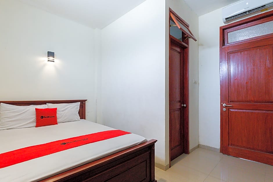 RedDoorz @ Raya Ngagel 2