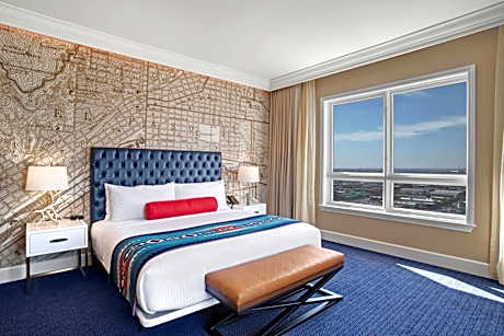 Southwest King Room with Roll-In Shower - Mobility and Hearing Accessible