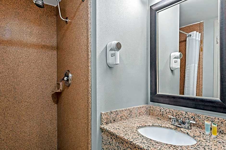 Travelodge by Wyndham Bloomington 