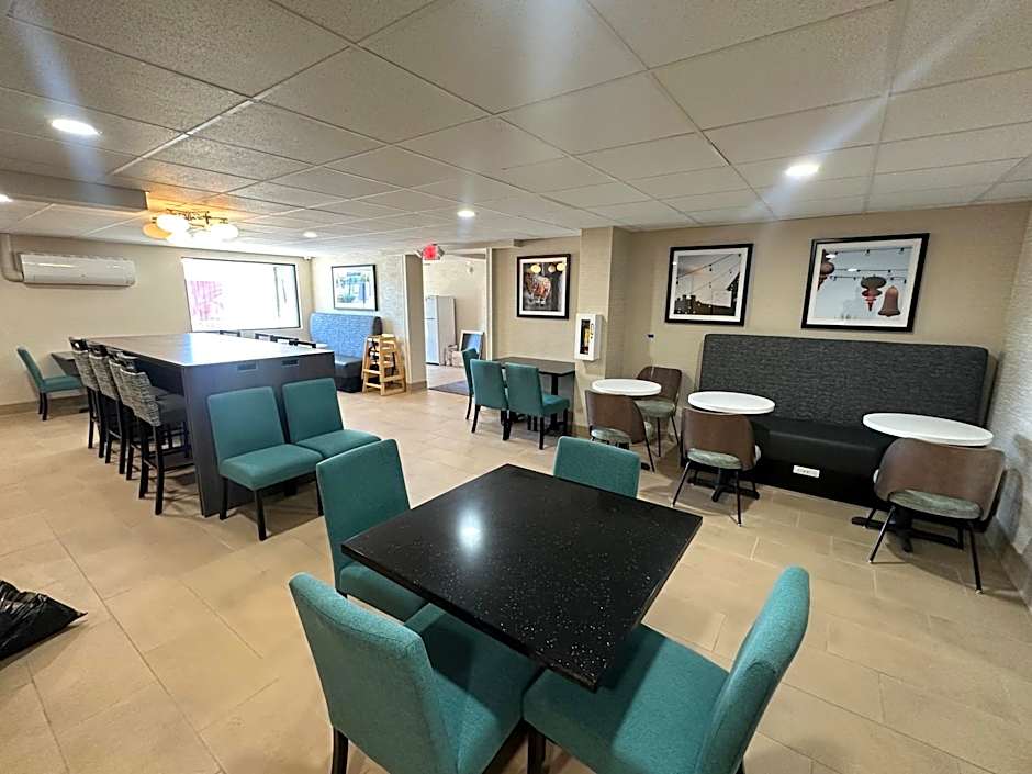 La Quinta Inn & Suites by Wyndham Albuquerque Airport