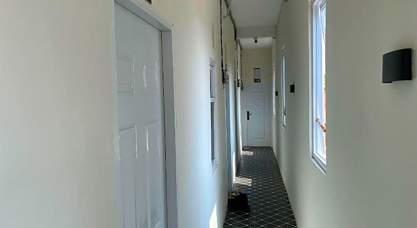 Duta Elite Kostel Syariah near RSUD Caruban Mitra RedDoorz