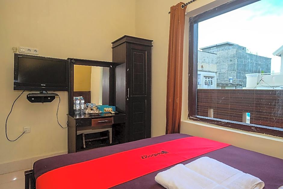 RedDoorz @ Hotel Rich Parepare near Pantai Mattirotasi