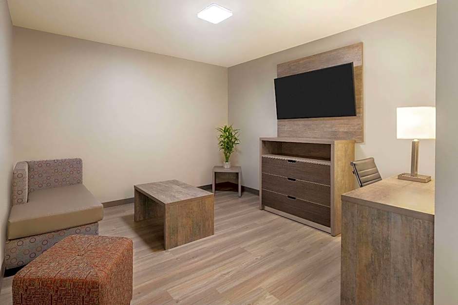 Days Inn & Suites by Wyndham Bowling Green