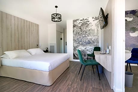 Suite - 1 Queen 2 Single Beds Non-Smoking Family Room 2 Rooms