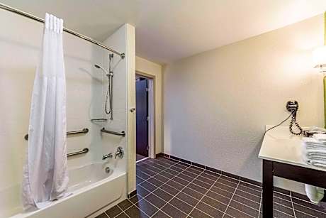 King Suite - Accessible/Non-Smoking