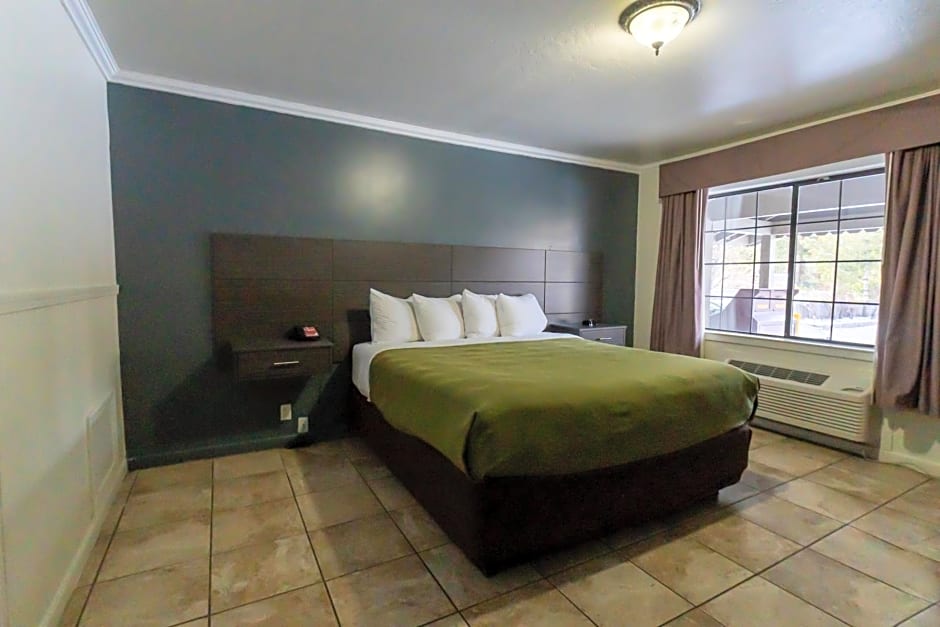 Econo Lodge Inn & Suites Heavenly Village Area