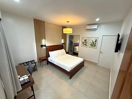 Deluxe Queen Suite