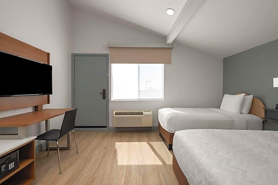 Super 8 by Wyndham Fort Bragg