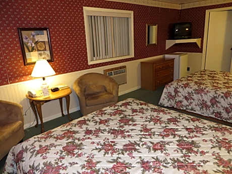 Queen Room with Two Queen Beds and Spa Bath
