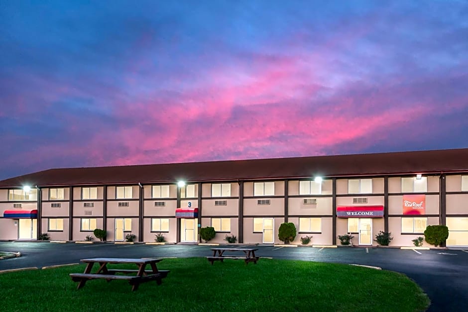 Red Roof Inn & Suites Wapakoneta