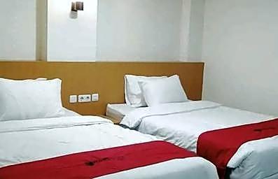 RedDoorz Plus @ Cameloan Hotel Palu