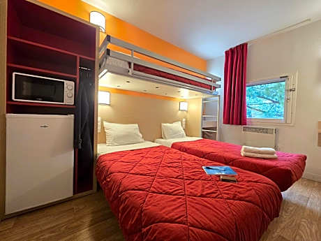 Standard - 3 Single Beds Shared Bathroom
