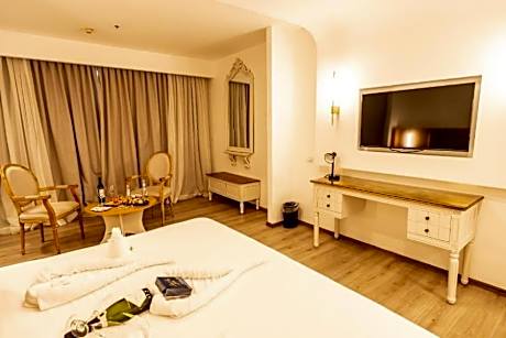 Honeymoon Suite