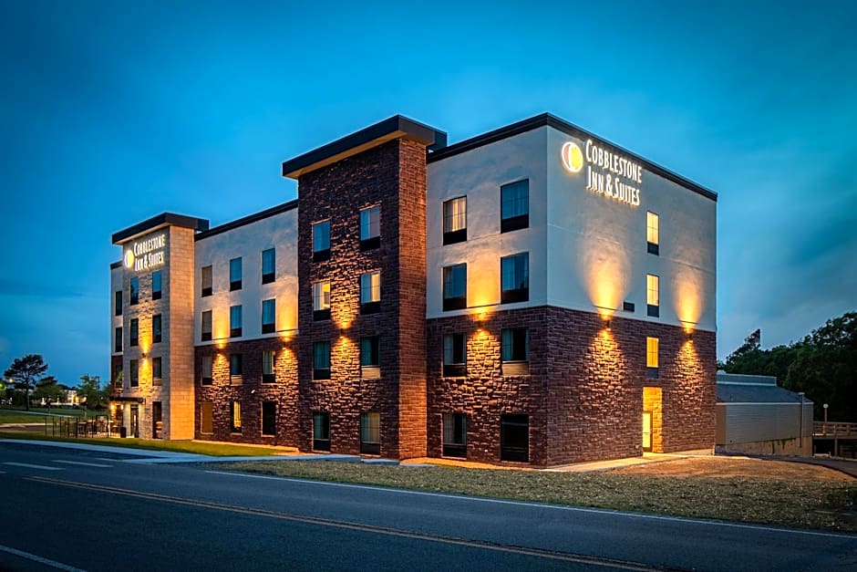 Cobblestone Inn & Suites  Fairfield Bay
