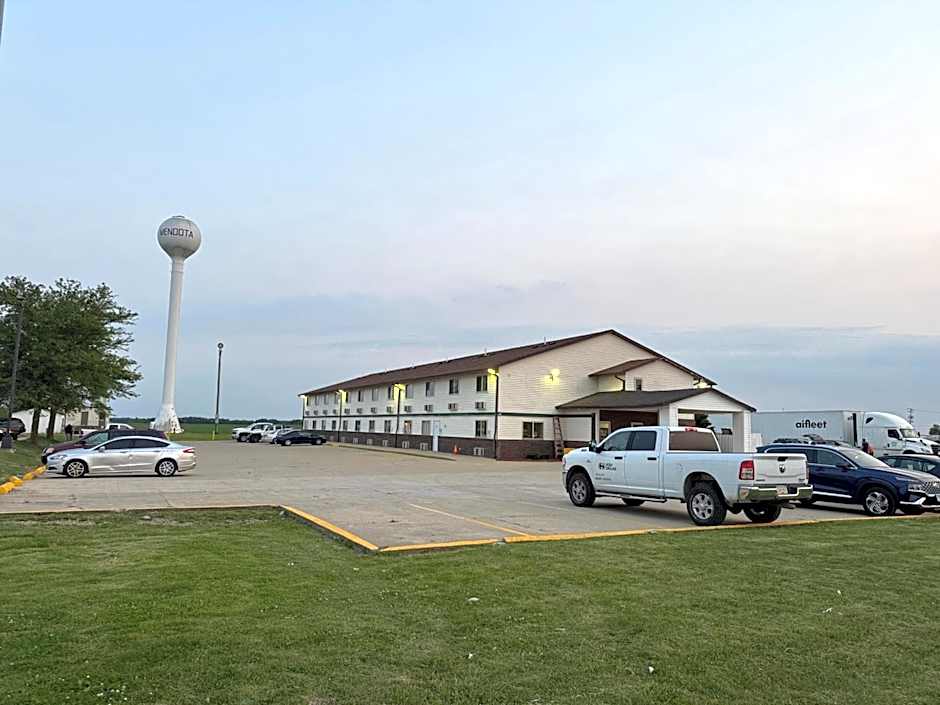 Super 8 by Wyndham Mendota I-39