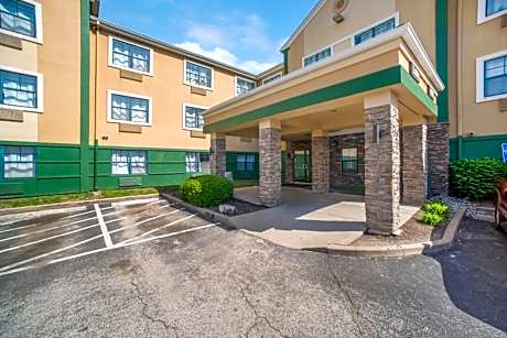 HomeTowne Studios by Red Roof St. Louis - Airport/ N Lindbergh