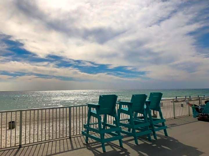ON THE BEACH! COUPLES GETAWAY,HONEYMOON SWEET, Perfectly Cozy Beach Front Condo, full kitchen, pool, free parking,CHECK-IN AT DOOR