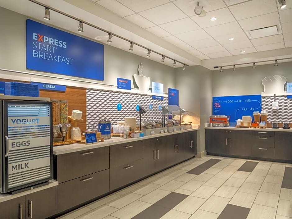 Holiday Inn Express & Suites Watertown By IHG