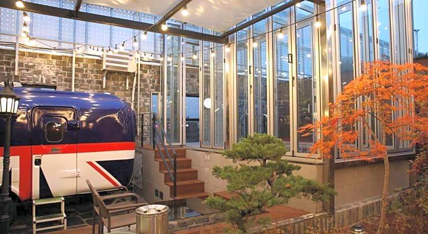 Hotel February Dong Seong Ro