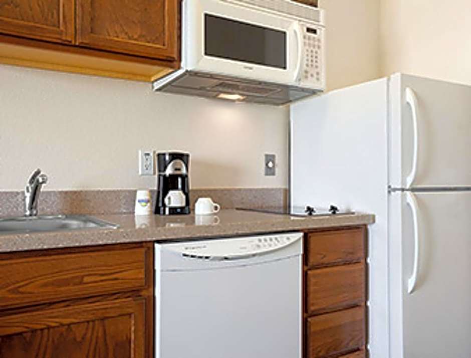 Days Inn & Suites by Wyndham Columbus NE