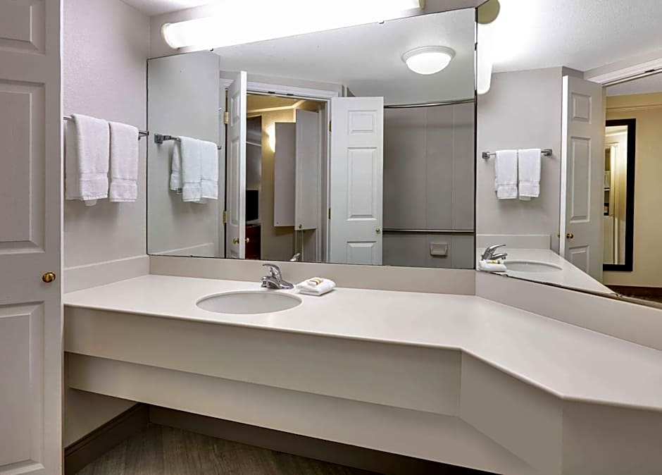 La Quinta Inn & Suites by Wyndham Dallas Addison Galleria