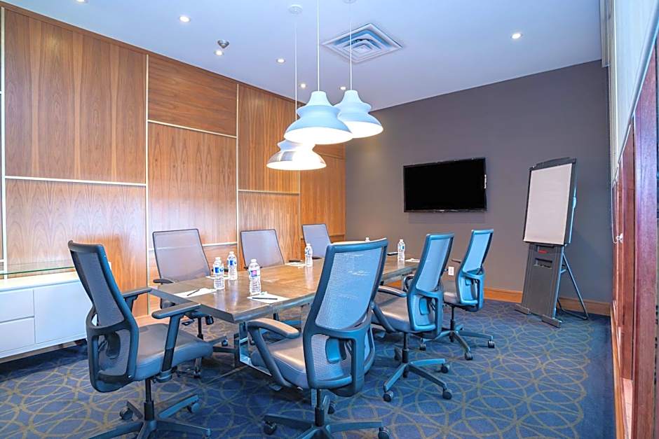 Sandman Signature Mississauga Hotel