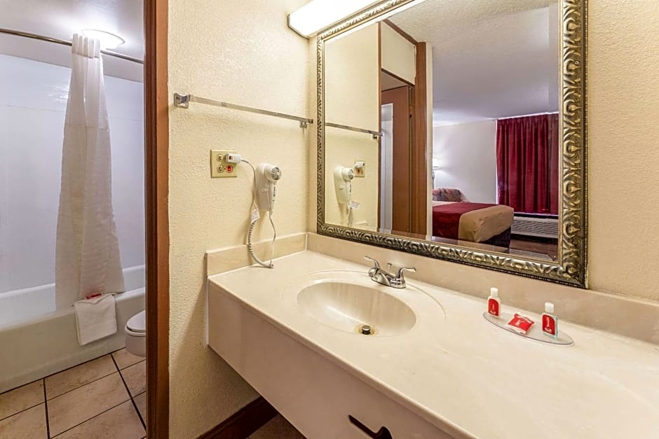 Econo Lodge Inn & Suites Macon