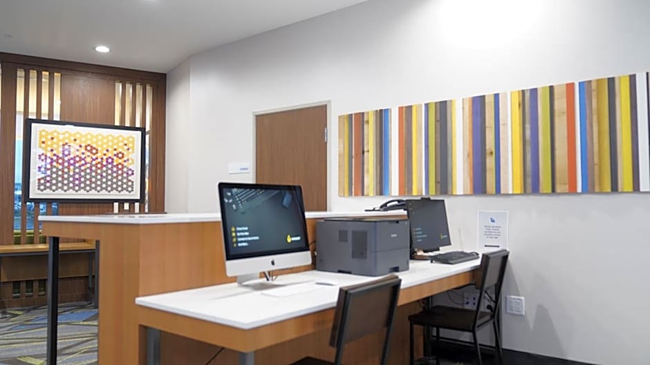 Holiday Inn Express & Suites Dallas Market Ctr - Love Field By IHG