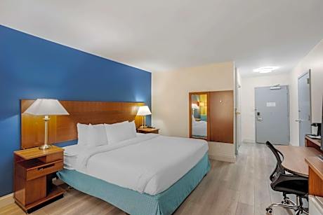 King Suite with Tub - Accessible/Non Smoking