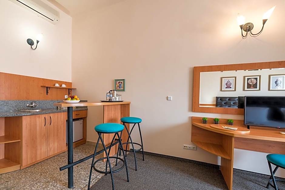 Lotus Family Hotel - Free Parking