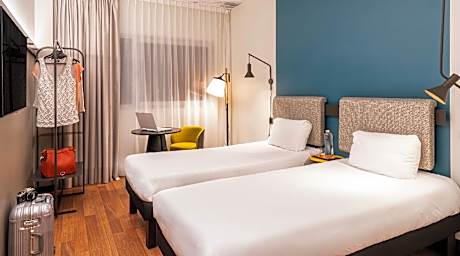 Room with 1 double bed + 1 extra bed equipped w ith the new bedding