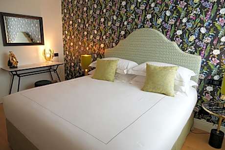 Deluxe Room (2 Adults + 1 Child)