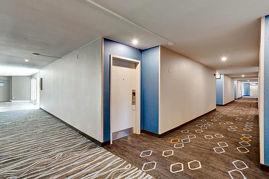 Orangewood Inn & Suites Kansas City Airport