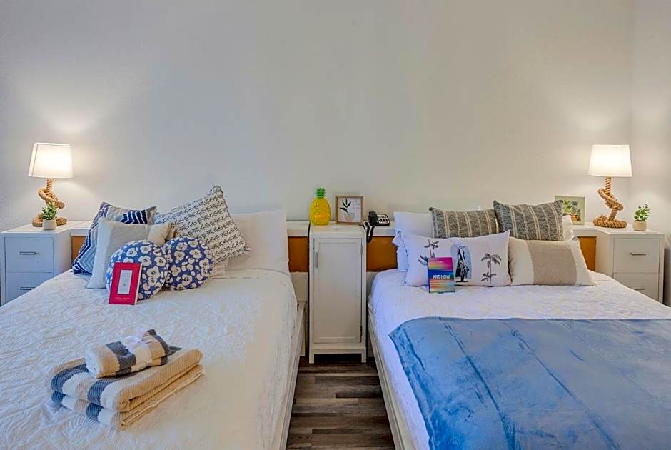 TAMPA BAY, BEACH step away, WIFI, FREE PARKING,POOLS, JACUZZI