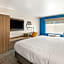 Holiday Inn Express & Suites Fairmont By IHG