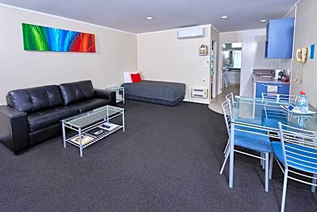 One-Bedroom Apartment with Hot Tub