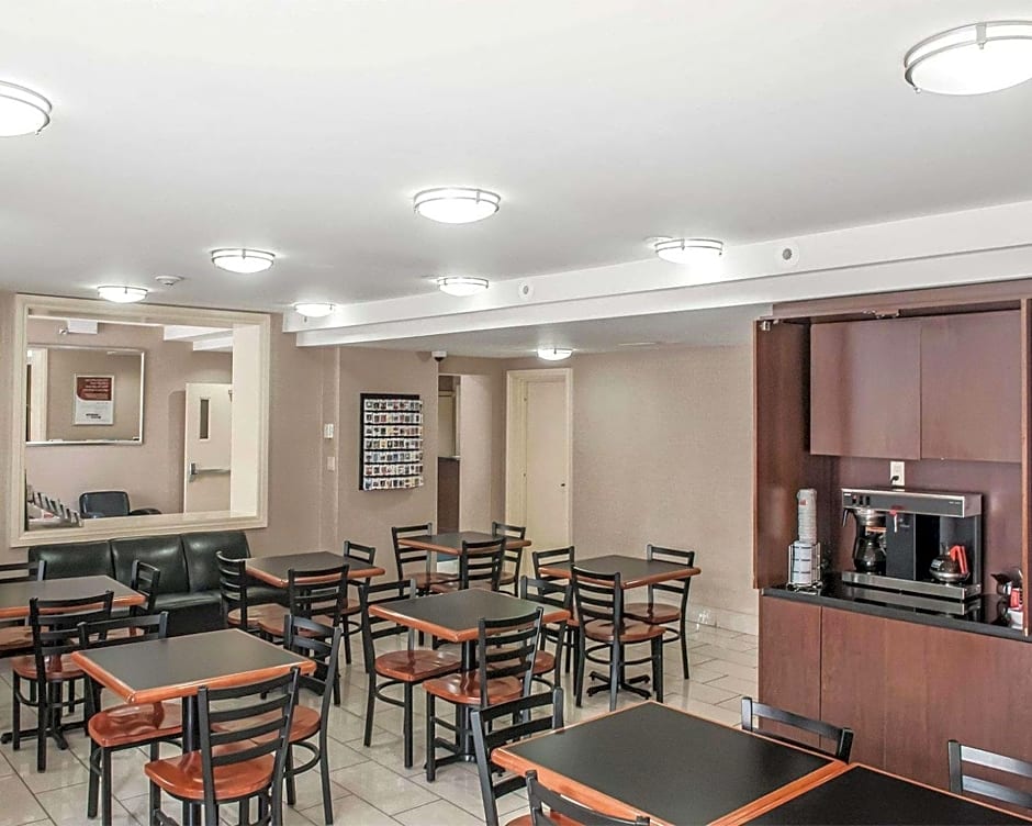 Econo Lodge Inn & Suites Downtown