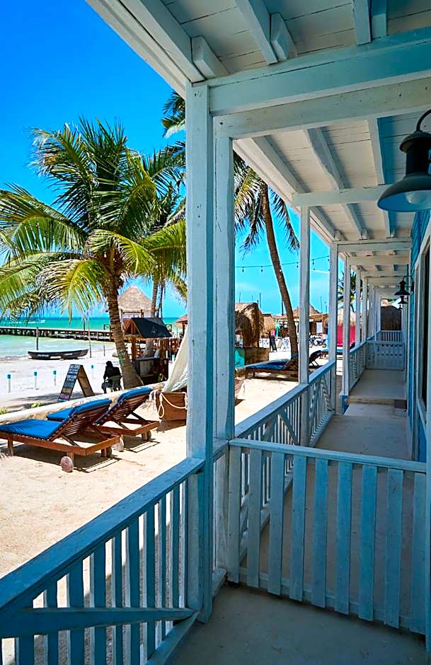 El Faro Beach Front by ÓOL Hotels
