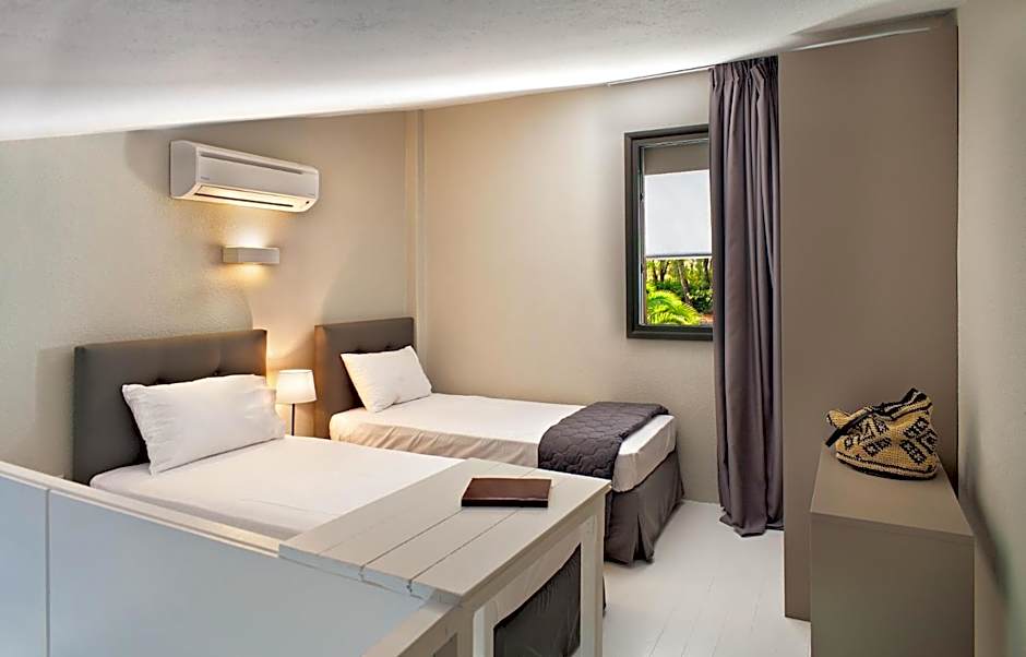 Sani More & Sani Woods