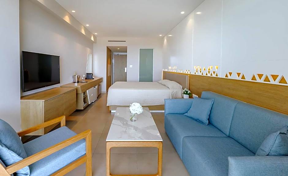 Seasons Hotel (Adults Only)