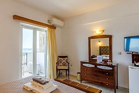 Double or Twin Room with Sea View